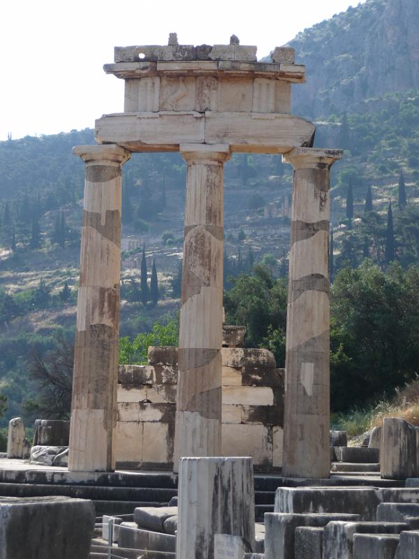 P1000550.JPG -   Tholos im Heiligtum der Athena Pronaia  
