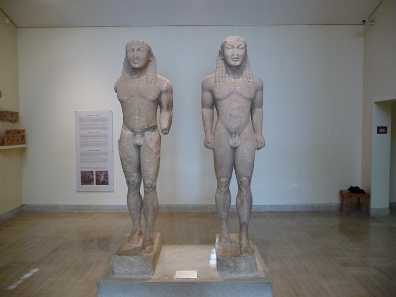 P1000560.JPG -   Zwei hbsche Jungs im Museum  