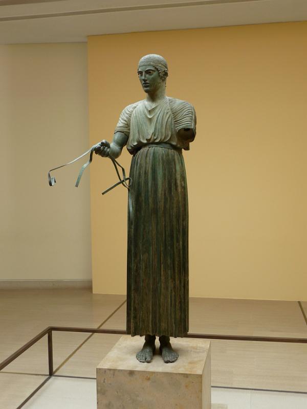 P1000565.JPG -   Der Wagenlenker. Das Haupt-Motiv im Museum Delphi  