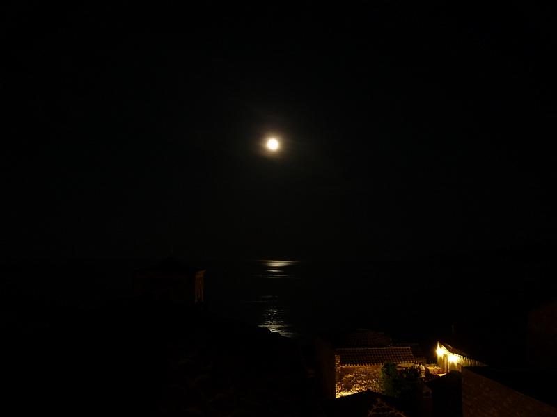 P1000416.JPG -   Der Vollmond ber Monemvassia  