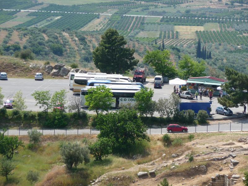 P1000443.JPG -   Herangekarrt mit dutzenden von Bussen  