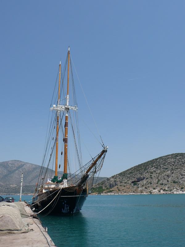 P1000444.JPG -   Von Nafplio aus machen wir einen Ausflug um den linken Finger. Hier eine tolle Yacht  