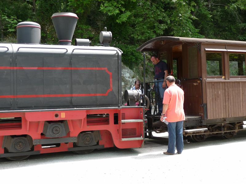 P1000498.JPG -   Wir schauen den Arbeitern fasziniert zu  