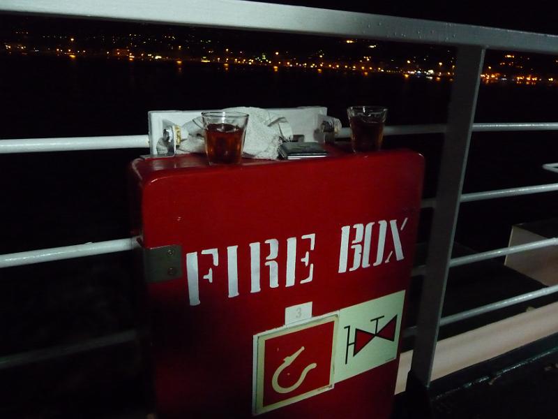 P1000620.JPG -   Die Fire-Box nehmen wir als Tisch  