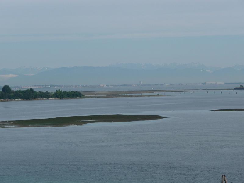 P1000622.JPG -   Einfahrt in Venedig: Die Alpen scheinen ganz nah zu sein  