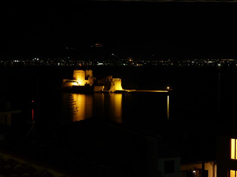 P1000426.JPG -   Das Burtzi bei Nacht. Im Hintergrung die Burg von Argos   Link zum Kontext im Bilderbuch    