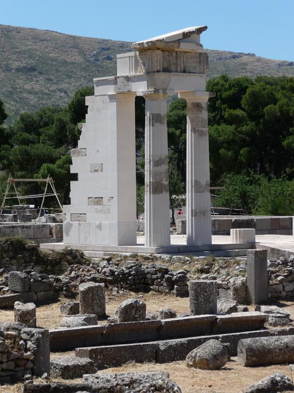 P1000973.JPG -   Epidaurus: Schwer umstritten, die Tempel "modern" wieder aufzubauen  