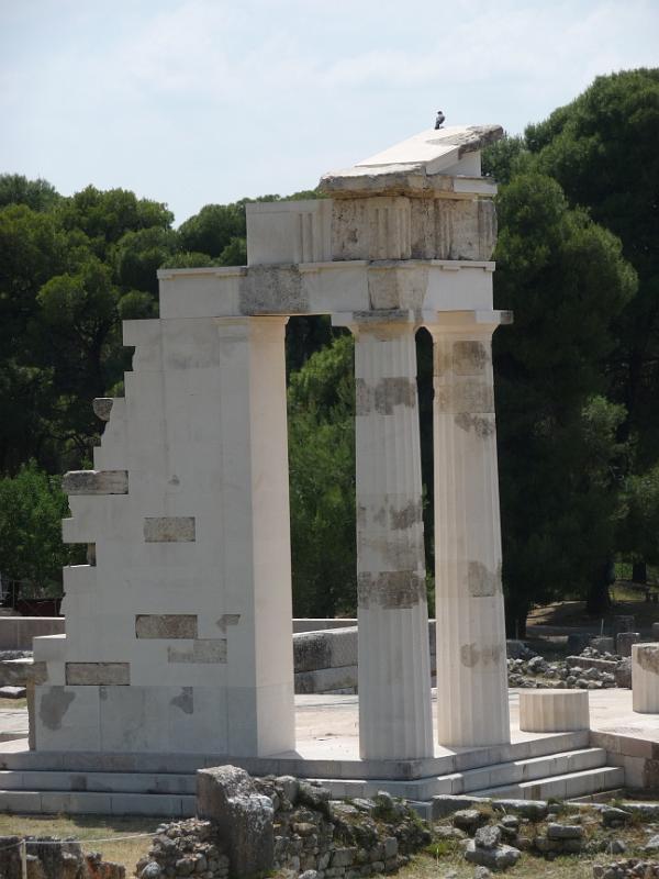 P1010724.JPG -   Epidauros: und die Ingenieure mussten unbedingt mit 3 antiken Steinen und jeder Menge Beton ein Tempel-Relikt konstruieren   