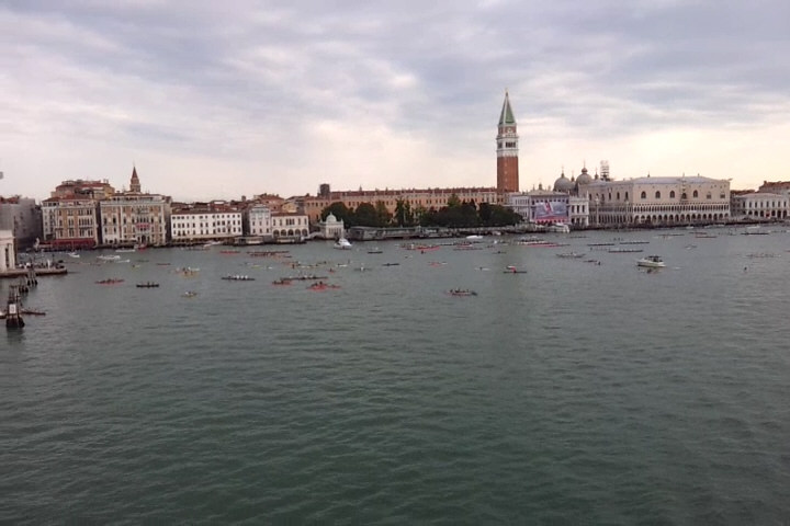 video-2012-05-27-09-23-11.jpg -   Video vom Einlauf in Venedig  (Die Musik kommt vom Ufer, die Stimme aus dem Bordlautsprecher...)   MP4 Video    